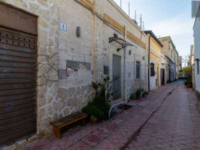 All�edificio � annessa una saracinesca che chiude un locale dismesso in cui un tempo lavorava un idraulico: il signor Timo